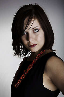 포토 JPG 해외이미지 드레스 여자 한명 사람 빨간색 머리 검은색 보석 어깨 해외202004 해외포토 1 옷 컬러 신체부위 광석 파일형식 이미지허브