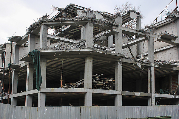 포토 JPG 해외이미지 외관 산업 벽 건축양식 벽돌 아파트 주택 프레임 사람없음 건물 가로 손상 수확 도시 재산 위험 땅 버리기 시멘트 발판 개발 그런지 깨짐 옛날 재앙 콘크리트 파멸 프로젝트 해외202004 해외포토 건축물 건축 컨셉 농업 모션 금융 파일형식 소멸 이미지허브