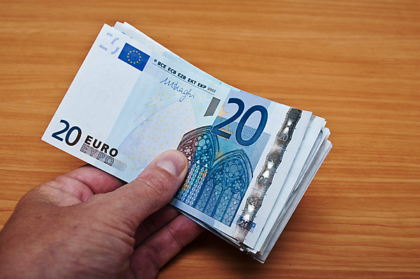 포토 JPG 해외이미지 손 디자인 유럽 종이 여행 백그라운드 지폐 돈 비즈니스 성공 추상 사람없음 금융 쇼핑 숫자 쪽지 유로 흰색 시장 재산 구매 주식 심볼 사인 주기 질감 투자 5 계산서 고립 해외202004 해외포토 문자 나라 컬러 컨셉 무늬 모션 신체부위 경제 파일형식 이미지허브