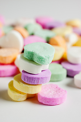 포토 JPG 해외이미지 모양 라이프스타일 계절 분홍색 오렌지 휴가 디저트 발렌타인데이 사탕 사랑 사람 사람없음 초록색 파란색 컬러풀 노란색 쌓기 과자 보라색 하트 마음 대접 달콤 파스텔톤 해외202004 해외포토 감정 음식 컬러 과일 모션 데이이벤트 생활 맛 파일형식 이미지허브