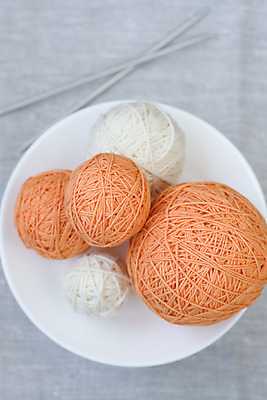 포토 JPG 해외이미지 그릇 접시 밧줄 오렌지 공 가족 주택 취미 사람없음 어둠 고요 기쁨 회색 업무 뜨개질 달콤 큼 복숭아 실타래 얇은 혼자 안락 해외202004 해외포토 식기 감정 줄 컬러 컨셉 과일 관계 건물 작업 맛 크기 파일형식 이미지허브