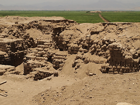 포토 JPG 해외이미지 도로 모래 벽 밭 오렌지 건축양식 날씨 벽돌 건조 세포 풍경 사람없음 건물 컬러풀 노란색 사막 골동품 바위 뜨거움 사회 성 남아메리카 역사 황금 파편 땅 발굴 폐허 먼지 점토 사암 천연기념물 고고학 깨짐 옛날 장례식 페루 사탕수수 해외202004 해외포토 식물 건축물 교육 건축 길 컬러 컨셉 농업 과일 교통시설 아메리카 돌_바위 공동체 파일형식 이미지허브