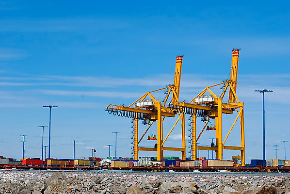 포토 JPG 해외이미지 유럽 산업 바다 여행 비즈니스 교통시설 하늘 항해 사람없음 야외 파란색 항구 장비 화물 상품 몸무게 컨테이너 땅 창고 기중기 무역 상업 수납 짐차 포트 무거움 트레일러 로딩 분배 수입 해외202004 해외포토 나라 컬러 교통 배_교통 자동차 운송업 중장비 무게 시설 파일형식 이미지허브