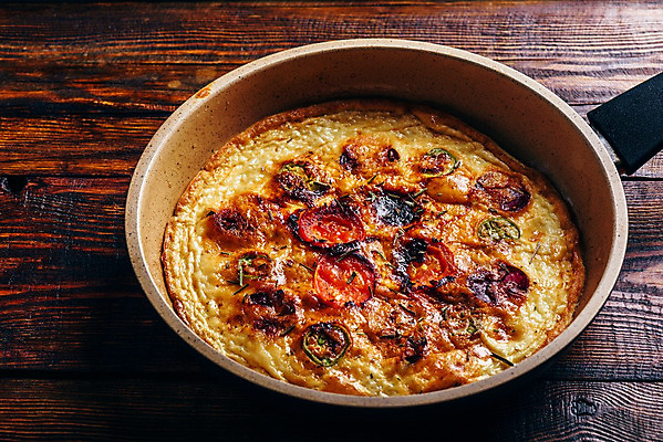 포토 JPG 해외이미지 전통 접시 음식 다이어트 토마토 채소 부분 고추 탁자 아침 건강 요리 사람없음 목재 빨간색 초록색 노란색 계란 식사 저녁식사 이탈리아 튀김 소시지 아침식사 굽기 철 허브 배고픔 가득함 향신료 준비 유기농 머리위 후추 로즈메리 오믈렛 점심식사 스크램블 초리조 핸드메이드 해외202004 해외포토 주간 나무 식물 식기 웰빙 유럽 컬러 가구 재료 알 가공식품 계란요리 구이 향미료 파일형식 이미지허브