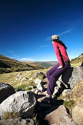 포토 JPG 해외이미지 식물 백인 라이프스타일 여자 유럽 여행 운동화 자연 휴가 휴식 산 한명 풍경 성인 야외 초록색 파란색 보라색 산책 트래킹 하이킹 자유 바위 흰색 시골 스페인 제비꽃 언덕 절정 캡모자 혼자 수평선 해외202004 해외포토 서양인 모자_잡화 1 꽃 나라 컬러 신발 컨셉 레저 사람 생활 돌_바위 생태계 파일형식 이미지허브