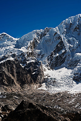 포토 JPG 해외이미지 구름 아시아 여행 자국 자연 하늘 산 풍경 경사 사람없음 야외 파란색 얼음 트래킹 하이킹 바위 정상 큼 고도 빙하 엽서 장면 암초 네팔 골 절정 히말라야 해외202004 해외포토 자연요소 나라 컬러 레저 돌_바위 크기 편지 생태계 파일형식 산맥 이미지허브