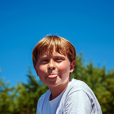 포토 JPG 해외이미지 행복 감정 어린이 하늘 한명 소년 야외 10대 파란색 기쁨 자신감 혀 스마트 해외202004 해외포토 1 남자 컬러 컨셉 청소년 사람 입 파일형식 이미지허브