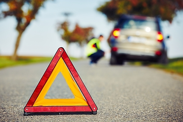 포토 JPG 해외이미지 주간 도로 자동차 사람없음 야외 아웃포커스 삼각형 위험 비상등 해외202004 해외포토 자연요소 도형 길 육상교통 컨셉 교통시설 촬영기법 파일형식 이미지허브