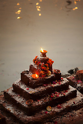 포토 JPG 해외이미지 전통 행복 종교 문화 컨셉 불 사람없음 장식 빛 강 축제 기도 램프 축하 사찰 작음 인도인 기회 점토 등잔 숭배 줄서기 화상 힌두교 해외202004 해외포토 자연요소 외국인 감정 종교건축 모션 조명 동양인 상처 크기 파일형식 이미지허브