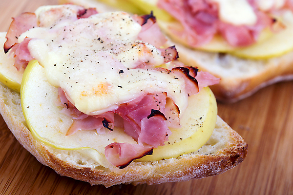 포토 JPG 해외이미지 스튜디오촬영 음식 치즈 사람없음 컬러풀 사과 굽기 대나무 햄 모짜렐라치즈 해외202004 해외포토 나무 컬러 과일 유제품 실내 육류 구이 파일형식 이미지허브