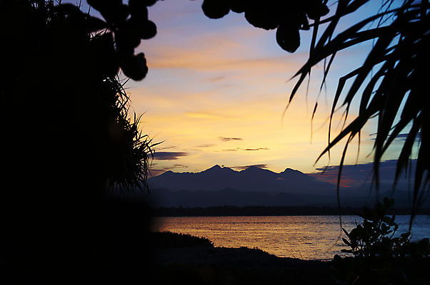 포토 JPG 해외이미지 구름 바다 섬 오렌지 하늘 휴가 열대 산 풍경 사람없음 빛 세트 태양 노란색 일출 일몰 엿보기 화산 인도네시아 파라다이스 해외202004 해외포토 자연요소 아시아 컬러 과일 모션 노을 파일형식 이미지허브