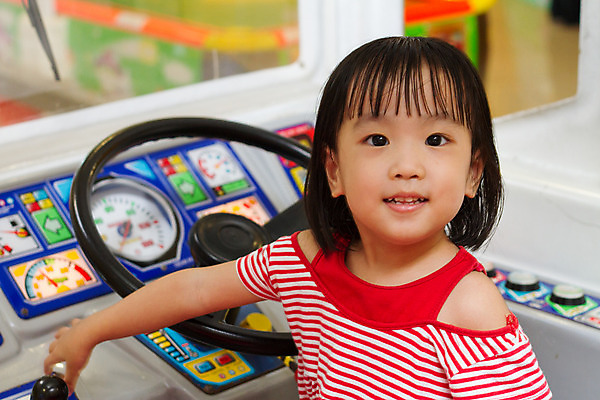 포토 JPG 해외이미지 라이프스타일 행복 어린이 장난 교통시설 놀이 버스 실내 한명 웃음 사람 동양인 컬러풀 장난감 중국 기쁨 게임 운전사 놀이터 작음 속도 쉬는시간 해외202004 해외포토 직업 1 감정 아시아 육상교통 컬러 교통 휴식 대중교통 표정 인종 내부 생활 크기 시설 파일형식 이미지허브