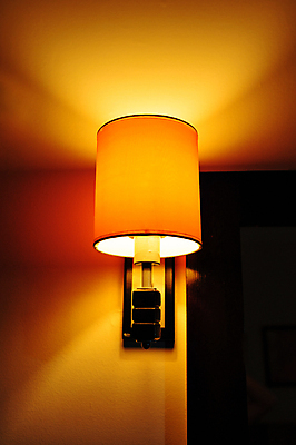 포토 JPG 해외이미지 라이프스타일 디자인 벽 가구 건축양식 창문 베개 호텔 바닥 아파트 주택 사람없음 내부 장식 빛 갈색 우주 카펫 침실 방 흰색 침대 램프 잠 커튼 오픈 플랫 고급 우아함 만족 복고 리빙 다락방 매트리스 해외202004 해외포토 건축 감정 컬러 생활용품 컨셉 침구 숙소 조명 건물 생활 파일형식 이미지허브