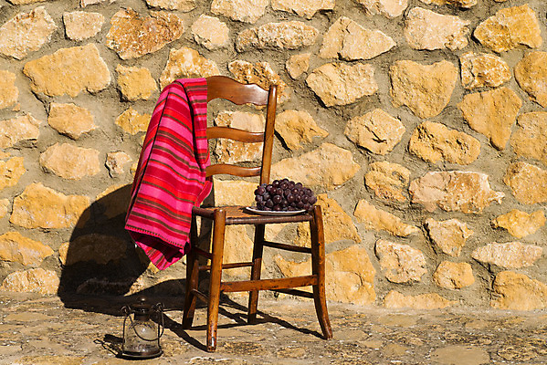 포토 JPG 해외이미지 계절 벽 의자 과일 포도 따뜻함 사람없음 목재 가로 수확 가을 시골 담요 다발 옛날 정물화 카피스페이스 안락 해외202004 해외포토 나무 가구 컨셉 농업 재료 공백 그림 파일형식 이미지허브