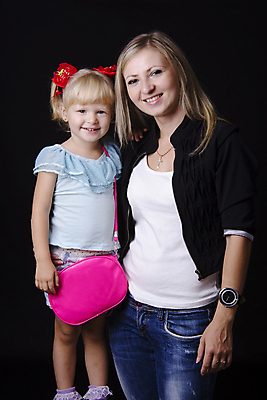 포토 JPG 해외이미지 어린이 백그라운드 가족 엄마 친절 한명 검은색 기쁨 핸드백 손목시계 해외202004 해외포토 1 감정 시계 컬러 가방 장신구 관계 사람 파일형식 이미지허브