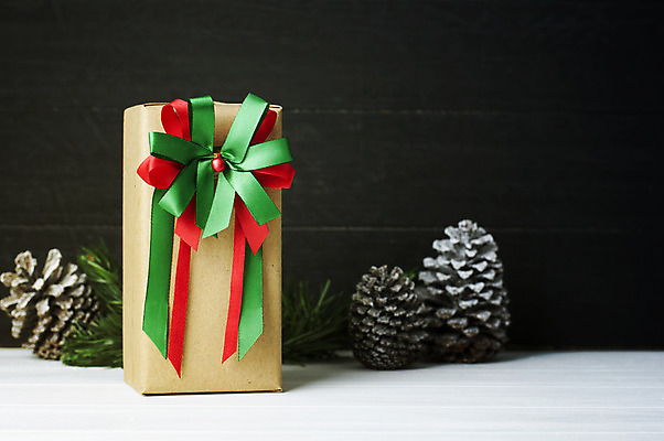 포토 JPG 해외이미지 전통 디자인 계절 행복 리본 백그라운드 크리스마스 겨울 자연 탁자 휴가 새로움 선물 사람없음 장식 빨간색 초록색 산타클로스 우주 검은색 축제 흰색 축하 인사 연도 솔방울 원뿔 구성 해외202004 해외포토 도형 기념일 감정 컬러 가구 컨셉 예절 생태계 파일형식 이미지허브