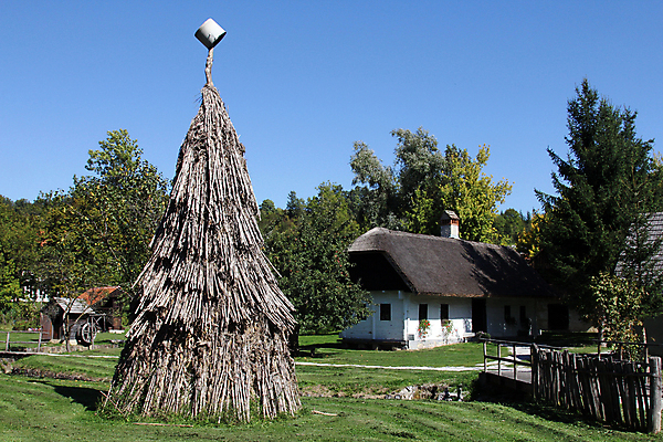 포토 JPG 해외이미지 나무 계절 길 여행 하늘 주택 사람없음 목재 장식 초록색 파란색 농장 농경지 마을 시골 역사 재산 오솔길 복고 장면 크로아티아 밀짚 밭일 수목 전국 해외202004 해외포토 식물 유럽 컬러 농업 재료 건물 금융 짚 파일형식 이미지허브