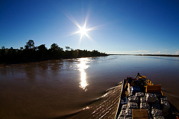 포토 JPG 해외이미지 풍경 사람없음 물 강 태양 화물 보트 중앙아메리카 숲 열대우림 가득함 아마존 페루 해외202004 해외포토 자연요소 배_교통 아메리카 운송업 남아메리카 파일형식 이미지허브