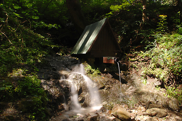 포토 JPG 해외이미지 나무 자연 동화 풍경 사람없음 초록색 빛 태양 봄 폭포 흐름 광선 바위 신선 개울 숲 분수 내추럴 슬로바키아 몽환 해외202004 해외포토 자연요소 식물 계절 유럽 컬러 컨셉 강 돌_바위 생태계 파일형식 이미지허브