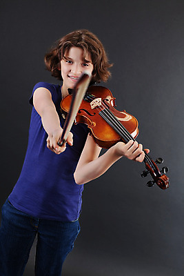 포토 JPG 해외이미지 백인 학생 여자 행복 어린이 줄 음악 놀이 갈색머리 한명 미소 웃음 취미 세로 음악가 기구 가리킴 바이올린 활 바이올리니스트 뮤지컬 플레이어 해외202004 해외포토 서양인 직업 1 헤어스타일 감정 현악기 문화예술 표정 사람 손짓 연주자 파일형식 이미지허브