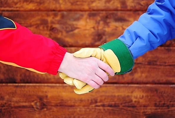 포토 JPG 해외이미지 백인 손 남자 산업 2 비즈니스 통신 협력 악수 관리 사람 성인 사람없음 건물 믿음 인사 업무 작업 엔지니어 헬멧 건축가 흔들림 계약자 사일로 해외202004 해외포토 서양인 직업 건축물 감정 모션 손짓 신체부위 예절 기술자 보호장비 계약 파일형식 이미지허브