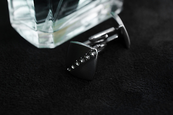 포토 JPG 해외이미지 옷 남자 선 백그라운드 유리 사람없음 빛 유행 금속 검은색 흰색 쌍 고급 우아함 은색 보석 향수 오브젝트 소매 고립 철강 스타일 해외202004 해외포토 컬러 컨셉 재질 사람 화장품 광석 파일형식 이미지허브