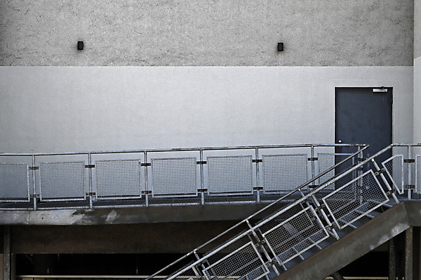 포토 JPG 해외이미지 외관 산업 건축양식 난간 출입구 사람없음 건물 문 긴급 창고 그런지 옛날 철책 콘크리트 해외202004 해외포토 건축물 건축 파일형식 이미지허브