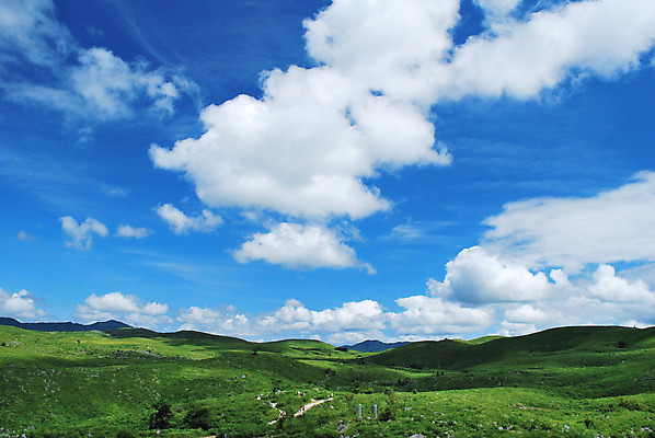 포토 JPG 해외이미지 주간 구름 백그라운드 자연 하늘 풍경 사람없음 야외 시골 언덕 해외202004 해외포토 자연요소 생태계 파일형식 이미지허브
