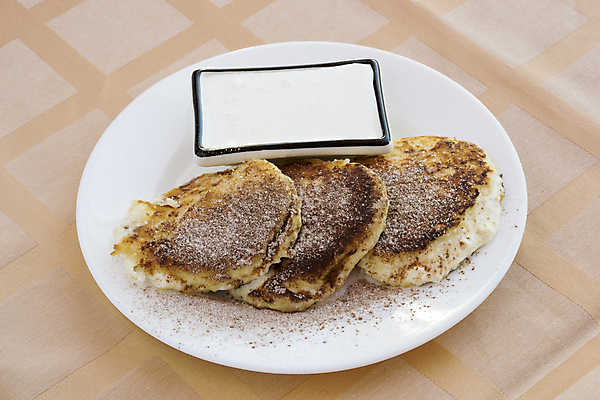 포토 JPG 해외이미지 접시 음식 백그라운드 디저트 치즈 주택 요리 사람없음 케이크 튀김 아침식사 가루 설탕 크림 서빙 코코아 해외202004 해외포토 식기 음료 유제품 건물 식사 파일형식 이미지허브