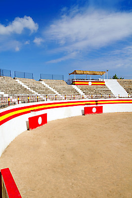 포토 JPG 해외이미지 전통 유럽 모래 섬 여행 의자 건축양식 하늘 휴가 실내 사람없음 내부 건물 빨간색 세로 파란색 모래사장 노란색 경기장 깃발 반지 역사 스페인 지중해 황소 싸움 정사각형 광장 쇼 원형경기장 스페인어 옛날 인기 투우장 해외202004 해외포토 도형 건축물 건축 나라 바다 컬러 가구 장신구 스포츠시설 모션 소 투우 파일형식 이미지허브