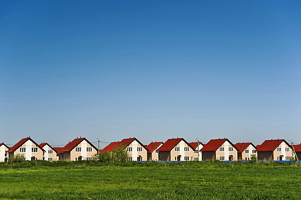 포토 JPG 해외이미지 밭 건축양식 창문 가족 하늘 지붕 부동산 새로움 주택 사람없음 야외 건물 빨간색 초록색 파란색 햇빛 문 맑음 타운 구역 똑같은 생존 해외202004 해외포토 건축물 건축 컬러 컨셉 농업 관계 날씨 태양 도시 재산 파일형식 이미지허브