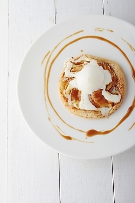 포토 JPG 해외이미지 그릇 음식 조각 아이스크림 디저트 요리 사람없음 달콤 사과 푸딩 프랑스어 바닐라 시나몬 캐러멜 해외202004 해외포토 문자 식기 과일 맛 파일형식 이미지허브