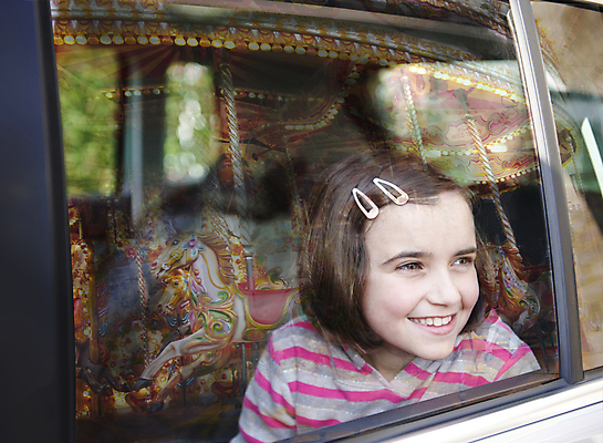 포토 JPG 해외이미지 여자 행복 어린이 창문 자동차 유리 한명 미소 청춘 반사 축제 놀이공원 수확 승차 흥분 회전목마 빅토리아 해외202004 해외포토 1 감정 육상교통 컨셉 농업 모션 재질 표정 사람 테마파크 놀이기구 파일형식 이미지허브