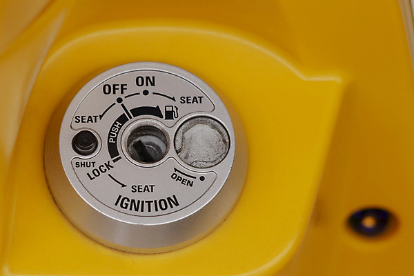 포토 JPG 해외이미지 디자인 교통시설 자동차 열쇠 안전 사람없음 운전 오토바이 오픈 시작 잠금 보안 열쇠구멍 스위치 모터 자동 해외202004 해외포토 육상교통 교통 모션 바이크 시설 파일형식 이미지허브