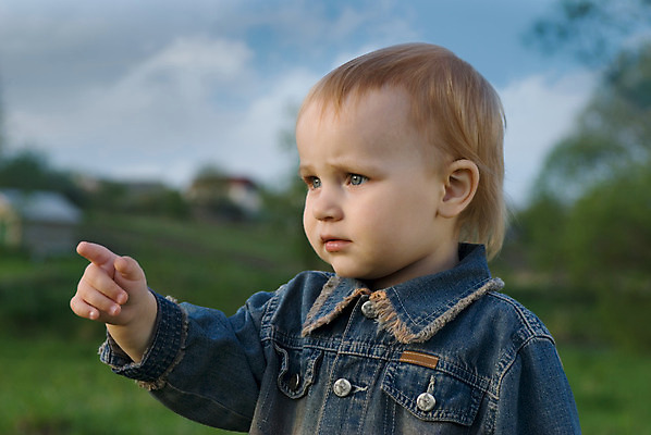 포토 JPG 해외이미지 구름 손 응시 옷 딸 감정 얼굴 어린이 손가락 자연 하늘 바람 날씨 한명 사람 야외 초록색 여름 파란색 마을 봄 아기 가르침 영혼 작음 4월 6월 5월 남색 쇼 걸음마 섬광 우울감 진실 혼자 해외202004 해외포토 자연요소 1 시선 계절 교육 컬러 가족 모션 신체부위 날짜 크기 생태계 파일형식 이미지허브