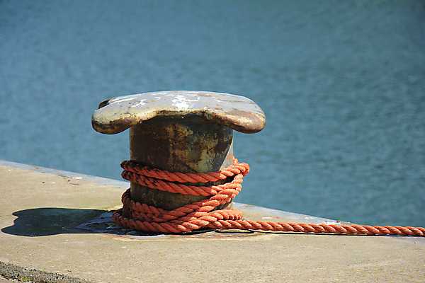 포토 JPG 해외이미지 산업 밧줄 바다 요트 항해 안전 사람없음 물 갈색 금속 항구 장비 흰색 보트 철 묘사 부식 보안 함선 포트 옛날 철강 해외202004 해외포토 자연요소 줄 컬러 배_교통 교통시설 재질 파일형식 이미지허브