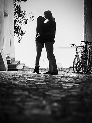 포토 JPG 해외이미지 커플 남자 행복 실루엣 2 관계 포옹 키스 함께함 흑백 사랑 야외 두명 해외202004 해외포토 감정 컨셉 안기 촬영기법 사람 애정표현 파일형식 이미지허브