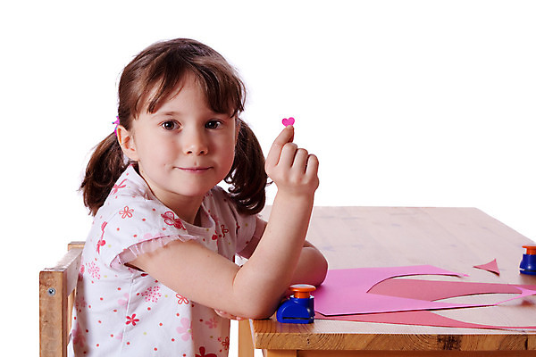 포토 JPG 해외이미지 모양 백인 여자 행복 종이 어린이 분홍색 발렌타인데이 한명 사람 빨간색 하트 자르기 흰배경 DIY 판지 해외202004 해외포토 서양인 1 감정 컬러 백그라운드 모션 데이이벤트 취미 흰색 파일형식 이미지허브