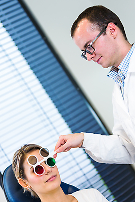 포토 JPG 해외이미지 백인 학생 응시 여자 안경 백그라운드 자연 건강 병원 사람 두명 약 시험 환자 의사 읽기 시력 비전 붓꽃 안과 시력검사 돌봄 시각장애인 검안사 해외202004 해외포토 서양인 직업 시선 잡화 교육 꽃 의학 모션 의료진 장애인 검사_조사 생태계 파일형식 안경사 이미지허브