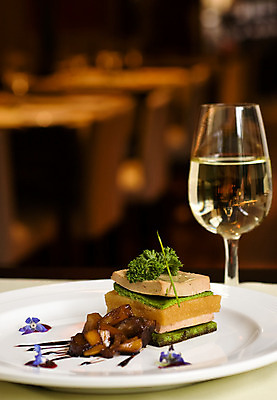 포토 JPG 해외이미지 식기 접시 음식 채소 와인잔 부분 감자 요리 사람없음 아웃포커스 세로 식당 와인 식사 저녁식사 고명 양념 고급 우아함 인스턴트 화이트와인 향신료 점심식사 메인요리 숙성 채식주의자 해외202004 해외포토 컨셉 술잔 주류 촬영기법 상점 채식 향미료 파일형식 이미지허브