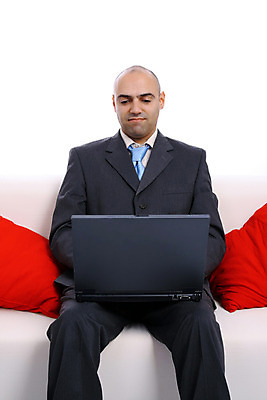 포토 JPG 해외이미지 1 손 남자 행복 비즈니스 베개 성공 세포 대화 한명 앉기 정장 손짓 성인 빨간색 노트북 스마트폰 컴퓨터 소파 듣기 엄지손가락 흰색 가리킴 우승 비즈니스맨 고독 싱글 대머리 멀티 필승 혼자 해외202004 해외포토 헤어스타일 옷 감정 컬러 컨셉 의자 손가락 침구 모션 말하기 사람 신체부위 전자제품 핸드폰 스마트기기 최고 직장인 파일형식 이미지허브