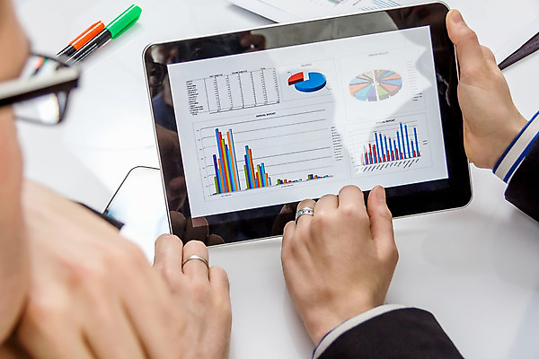 포토 JPG 해외이미지 직업 손 여자 남자 비즈니스 성공 노동자 직장 설명 한명 사람 금융 컴퓨터 터치패드 사무실 알약 디지털 자료 가리킴 업무 작업 비즈니스맨 비즈니스우먼 발표 그룹 계획 무선전화기 보고서 문서 패드 진행 경영 리뷰 터치스크린 프로젝트 해외202004 해외포토 1 컨셉 회사 모션 손짓 신체부위 경제 전자제품 약 직장인 전화기 파일형식 이미지허브