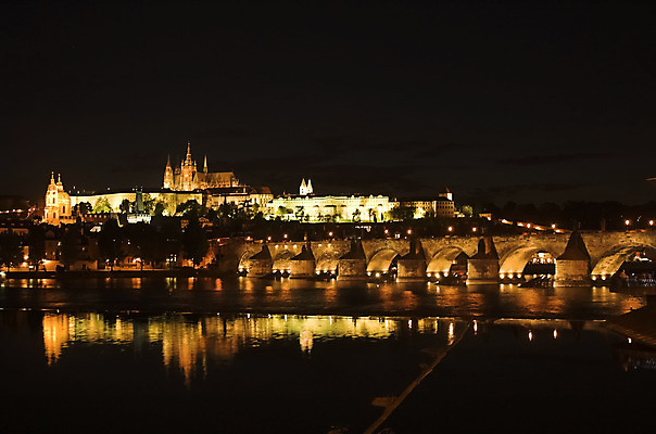 포토 JPG 해외이미지 유럽 호수 여행 건축양식 휴가 미술 풍경 사람없음 건물 파란색 빛 강 도시풍경 반사 성당 교회 탑 어둠 활발 수확 골동품 도시 성 중세 역사 야간 저녁 큼 왕 맨션 체코 프라하 타운 첨탑 동쪽 스카이라인 고딕 공화국 보헤미아 옛날 해외202004 해외포토 자연요소 건축물 건축 나라 컬러 컨셉 농업 종교건축 문화예술 주택 크기 방향 파일형식 이미지허브