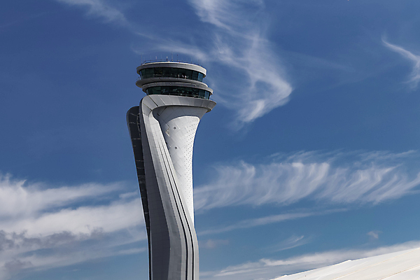 포토 JPG 해외이미지 여행 건축양식 통신 교통시설 하늘 비행기 이스탄불 사람없음 건물 파란색 탑 공항 항공 칠면조 대패 제어 해외202004 해외포토 건축물 건축 컬러 교통 항공교통 조류 대중교통 시설 파일형식 튀르키예 이미지허브