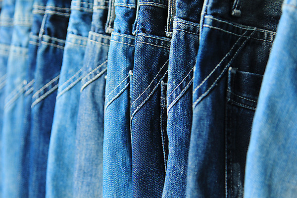 포토 JPG 해외이미지 라이프스타일 드레스 옷 산업 패턴 비즈니스 바지 선반 사람없음 초록색 파란색 유행 판매 상점 청바지 직물 장롱 묘사 소매 정리함 스타일 해외202004 해외포토 컬러 가구 무늬 하의 생활 파일형식 이미지허브