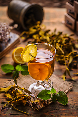 포토 JPG 해외이미지 식물 꽃 음료 컨셉 잎 재료 유리 아침 휴식 건강 사람없음 목재 컵 약 머그컵 시골 신선 뜨거움 투명 차 맛 찻잔 레몬 민트 허브 상쾌 유기농 아로마 향 테라피 정물화 해외202004 해외포토 주간 나무 식기 웰빙 감정 과일 의학 재질 잔 뷰티 그림 파일형식 이미지허브