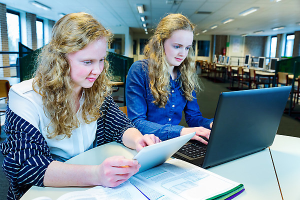 포토 JPG 해외이미지 백인 학생 여자 교육 유럽 2 인터넷 학교 탁자 함께함 사람 앉기 두명 10대 책 노트북 스터디 컴퓨터 독서 알약 디지털 공책 정보 타이핑 작업 수술 집중 준비 자매 온라인 관심 주목 해외202004 해외포토 서양인 나라 가구 컨셉 의학 가족 모션 청소년 문구용품 치료 전자제품 학습 약 파일형식 이미지허브