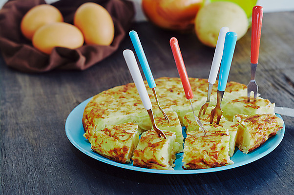 포토 JPG 해외이미지 전통 접시 음식 부분 양파 감자 옥수수 요리 사람없음 목재 계란 저녁식사 튀김 스페인 오믈렛 점심식사 스페인어 타파스 핸드메이드 해외202004 해외포토 나무 식기 유럽 채소 재료 곡류 알 식사 애피타이저 계란요리 파일형식 이미지허브