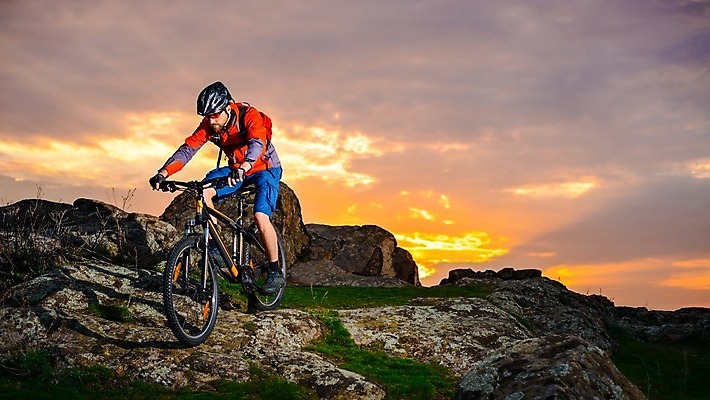 포토 JPG 해외이미지 라이프스타일 남자 산 한명 풍경 경사 성인 야외 태양 자전거 일몰 승차 저녁 헬멧 언덕 라이더 산악자전거 성인남자한명만 해외202004 해외포토 자연요소 1 모션 사람 생활 노을 바이크 야간 보호장비 남자한명만 성인남자만 파일형식 이미지허브