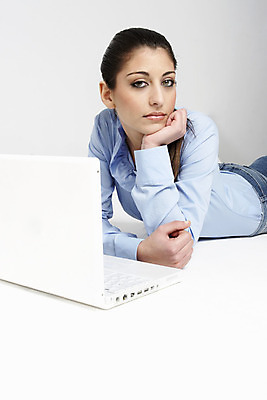 포토 JPG 해외이미지 백인 1 학생 라이프스타일 여자 교육 행복 백그라운드 인터넷 비즈니스 가정 바닥 주택 갈색머리 한명 미소 사람 성인 노트북 빛 컴퓨터 청춘 사무실 웹 흰색 신선 업무 리빙 고립 해외202004 해외포토 서양인 헤어스타일 감정 컬러 컨셉 표정 건물 생활 전자제품 작업 파일형식 이미지허브